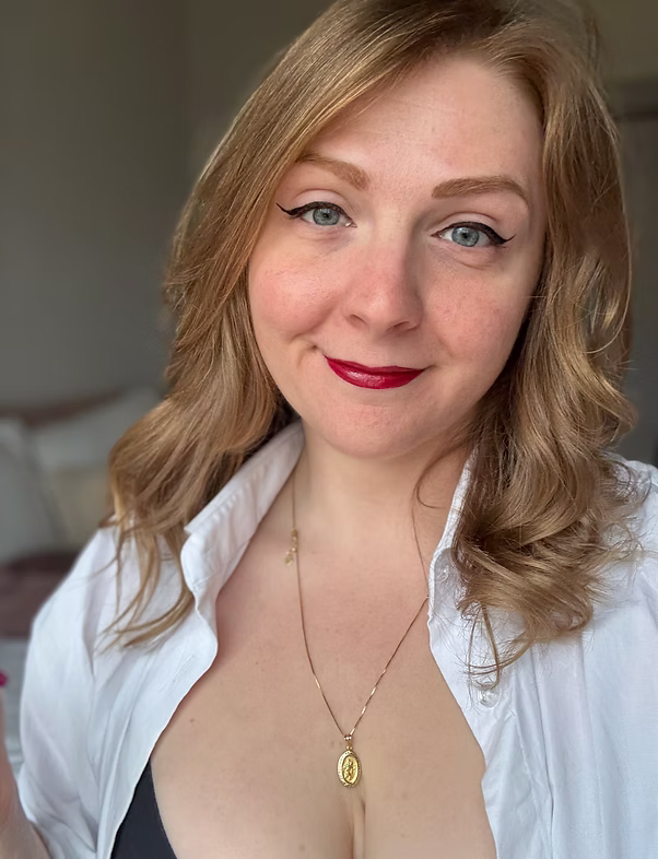 Headshot of Kirsti MacKenzie, author of the novel Better to Beg and editor of Major 7th Magazine.